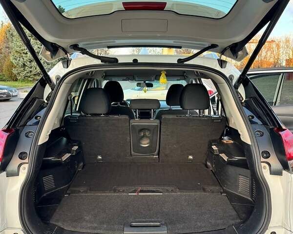 Белый Ниссан Rogue, объемом двигателя 2.49 л и пробегом 167 тыс. км за 15300 $, фото 25 на Automoto.ua