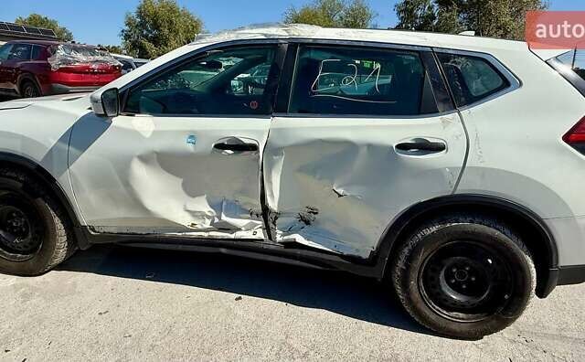 Белый Ниссан Rogue, объемом двигателя 2.49 л и пробегом 85 тыс. км за 7000 $, фото 8 на Automoto.ua