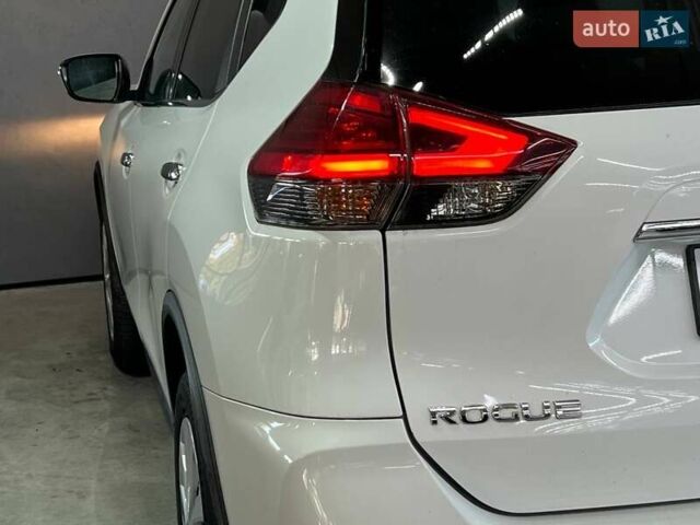 Белый Ниссан Rogue, объемом двигателя 2.49 л и пробегом 160 тыс. км за 13999 $, фото 4 на Automoto.ua