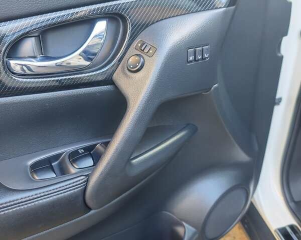 Белый Ниссан Rogue, объемом двигателя 2.49 л и пробегом 140 тыс. км за 15499 $, фото 3 на Automoto.ua