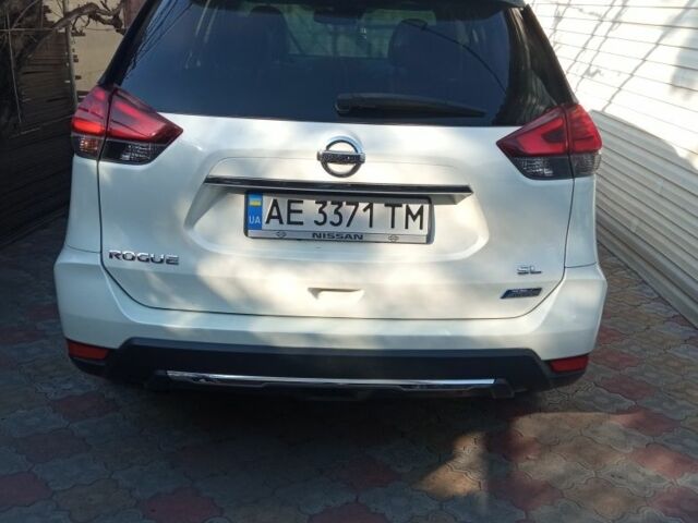 Белый Ниссан Rogue, объемом двигателя 2 л и пробегом 177 тыс. км за 15500 $, фото 2 на Automoto.ua