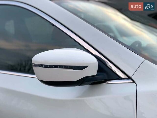 Белый Ниссан Rogue, объемом двигателя 2.5 л и пробегом 144 тыс. км за 14890 $, фото 5 на Automoto.ua