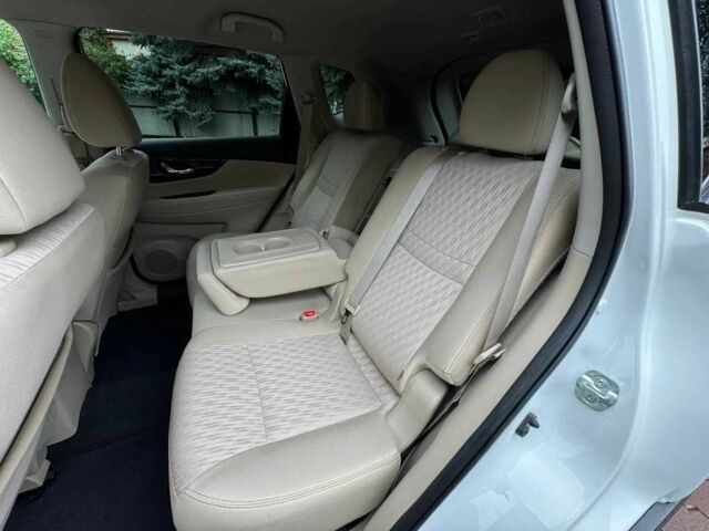 Белый Ниссан Rogue, объемом двигателя 2.5 л и пробегом 120 тыс. км за 13000 $, фото 11 на Automoto.ua