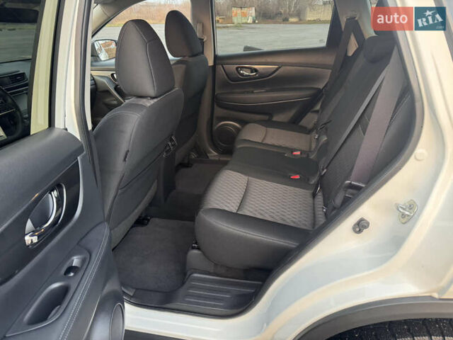 Белый Ниссан Rogue, объемом двигателя 2.49 л и пробегом 126 тыс. км за 15399 $, фото 5 на Automoto.ua