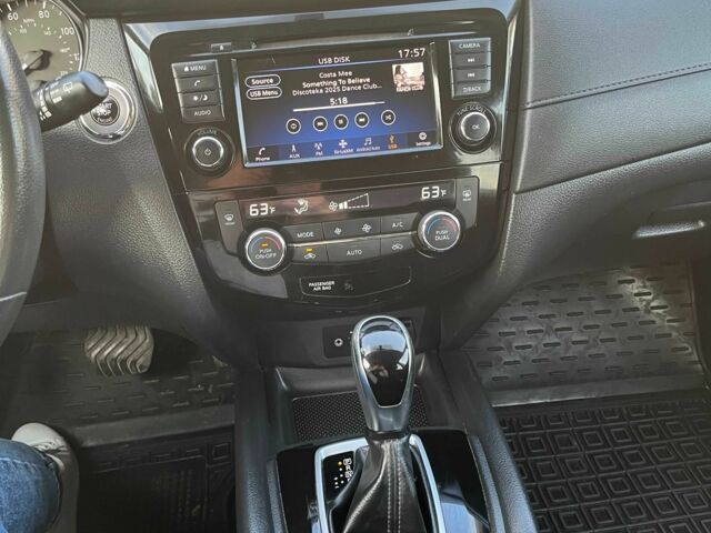 Белый Ниссан Rogue, объемом двигателя 2.5 л и пробегом 153 тыс. км за 16500 $, фото 18 на Automoto.ua