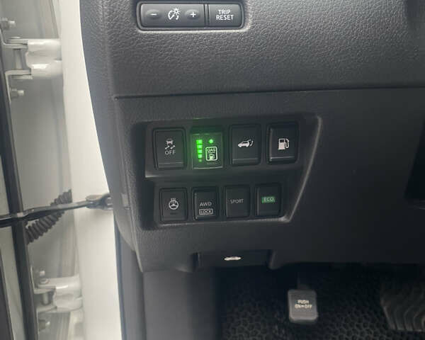 Белый Ниссан Rogue, объемом двигателя 2.49 л и пробегом 105 тыс. км за 16700 $, фото 11 на Automoto.ua