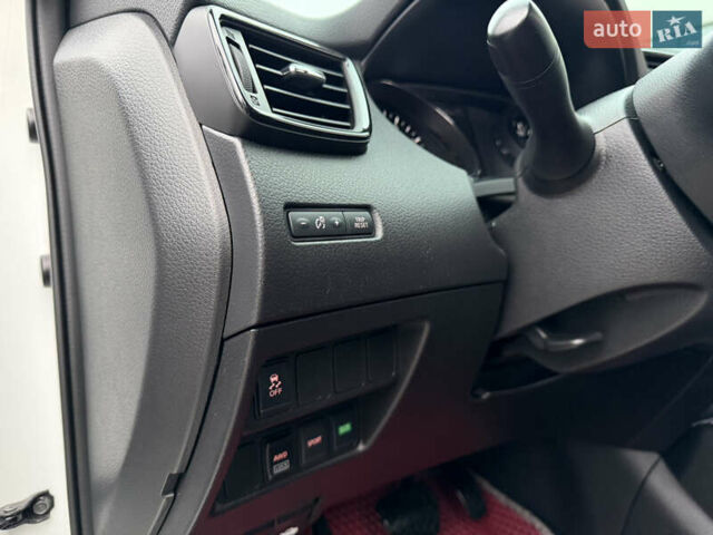 Белый Ниссан Rogue, объемом двигателя 2.5 л и пробегом 50 тыс. км за 16499 $, фото 39 на Automoto.ua