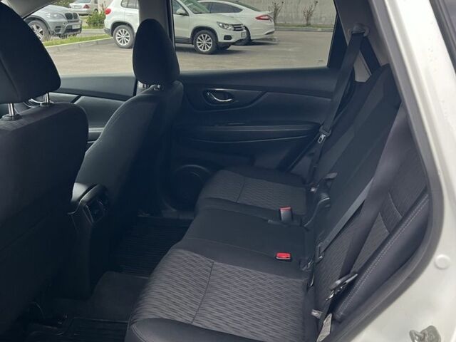 Белый Ниссан Rogue, объемом двигателя 2.5 л и пробегом 195 тыс. км за 13500 $, фото 7 на Automoto.ua