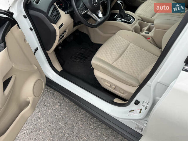 Белый Ниссан Rogue, объемом двигателя 2.49 л и пробегом 132 тыс. км за 16700 $, фото 37 на Automoto.ua