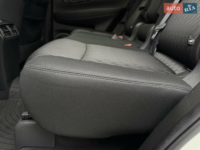 Белый Ниссан Rogue, объемом двигателя 2.5 л и пробегом 138 тыс. км за 13900 $, фото 39 на Automoto.ua