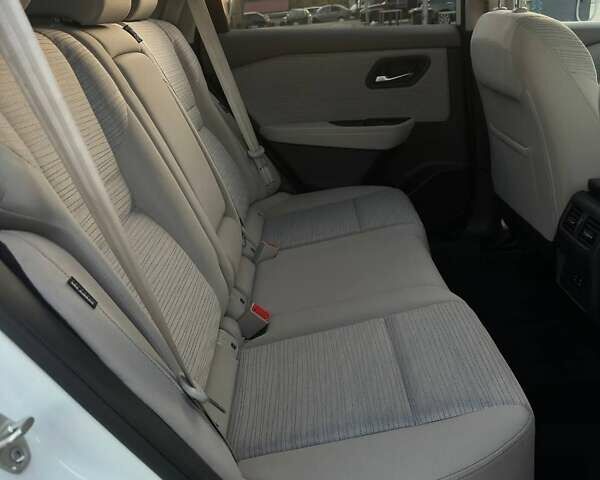 Белый Ниссан Rogue, объемом двигателя 2.5 л и пробегом 70 тыс. км за 22999 $, фото 3 на Automoto.ua