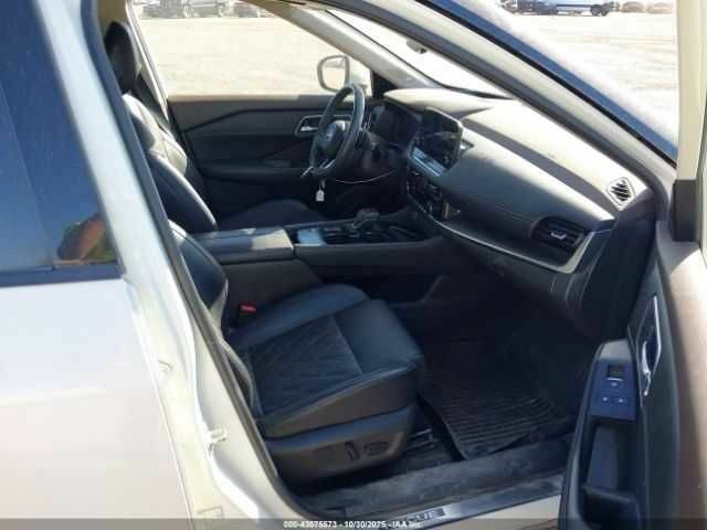 Белый Ниссан Rogue, объемом двигателя 1.5 л и пробегом 80 тыс. км за 16000 $, фото 4 на Automoto.ua