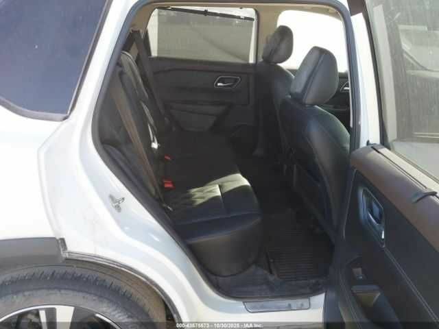 Белый Ниссан Rogue, объемом двигателя 1.5 л и пробегом 80 тыс. км за 16000 $, фото 7 на Automoto.ua