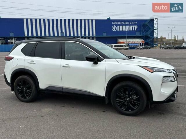 Белый Ниссан Rogue, объемом двигателя 1.5 л и пробегом 71 тыс. км за 25000 $, фото 2 на Automoto.ua