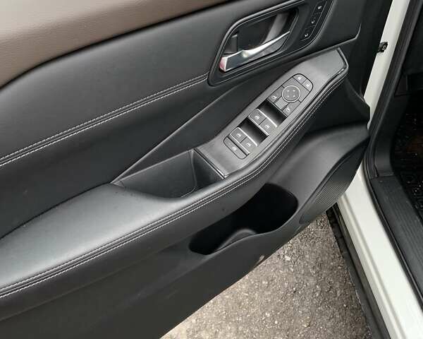 Белый Ниссан Rogue, объемом двигателя 1.5 л и пробегом 11 тыс. км за 27200 $, фото 6 на Automoto.ua