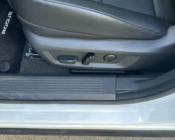 Белый Ниссан Rogue, объемом двигателя 1.5 л и пробегом 8 тыс. км за 27500 $, фото 9 на Automoto.ua