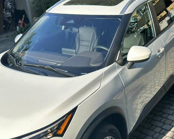 Белый Ниссан Rogue, объемом двигателя 1.5 л и пробегом 8 тыс. км за 27500 $, фото 2 на Automoto.ua