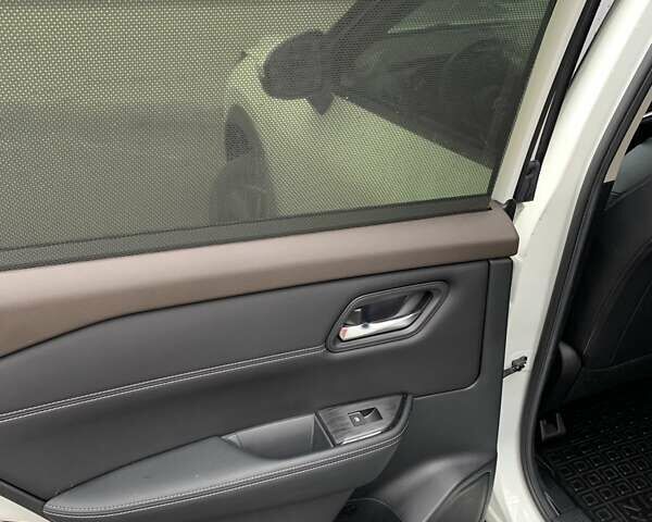 Белый Ниссан Rogue, объемом двигателя 1.5 л и пробегом 11 тыс. км за 27200 $, фото 9 на Automoto.ua