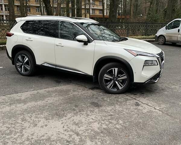 Белый Ниссан Rogue, объемом двигателя 1.5 л и пробегом 11 тыс. км за 27200 $, фото 2 на Automoto.ua