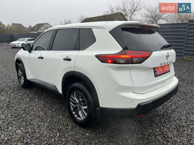 Белый Ниссан Rogue, объемом двигателя 1.5 л и пробегом 22 тыс. км за 25000 $, фото 6 на Automoto.ua