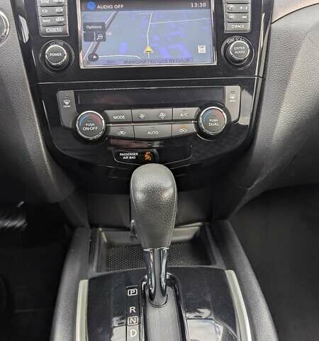 Черный Ниссан Rogue, объемом двигателя 2.49 л и пробегом 143 тыс. км за 15000 $, фото 10 на Automoto.ua