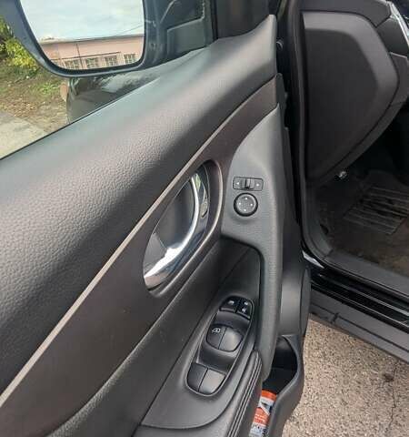 Черный Ниссан Rogue, объемом двигателя 2.49 л и пробегом 143 тыс. км за 15000 $, фото 7 на Automoto.ua