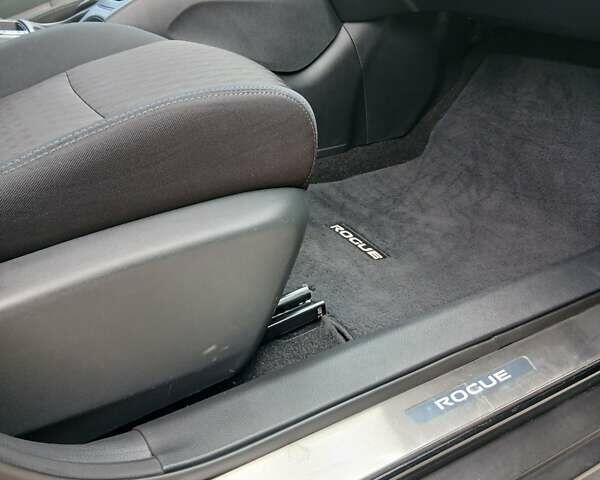 Черный Ниссан Rogue, объемом двигателя 2 л и пробегом 91 тыс. км за 16700 $, фото 13 на Automoto.ua