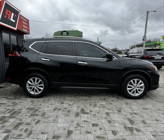 Черный Ниссан Rogue, объемом двигателя 2.5 л и пробегом 123 тыс. км за 16600 $, фото 2 на Automoto.ua