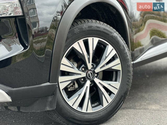 Черный Ниссан Rogue, объемом двигателя 1.5 л и пробегом 75 тыс. км за 22999 $, фото 3 на Automoto.ua