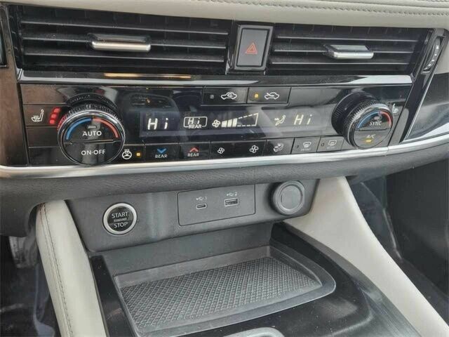 Черный Ниссан Rogue, объемом двигателя 1.5 л и пробегом 18 тыс. км за 20000 $, фото 9 на Automoto.ua