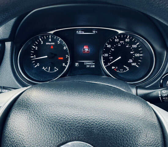 Красный Ниссан Rogue, объемом двигателя 2.49 л и пробегом 225 тыс. км за 13500 $, фото 3 на Automoto.ua