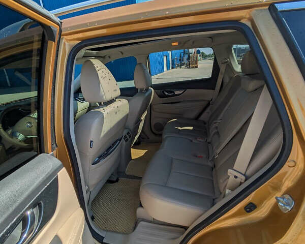 Желтый Ниссан Rogue, объемом двигателя 2.49 л и пробегом 186 тыс. км за 12600 $, фото 5 на Automoto.ua