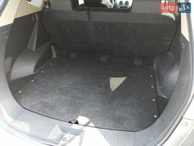 Серый Ниссан Rogue, объемом двигателя 2.5 л и пробегом 340 тыс. км за 6600 $, фото 3 на Automoto.ua