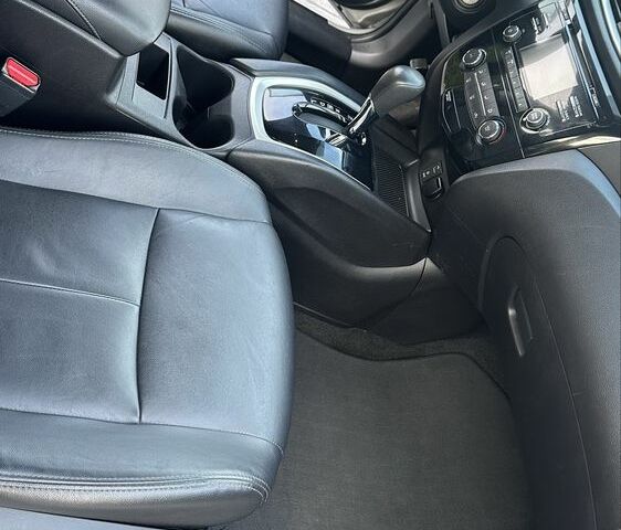 Серый Ниссан Rogue, объемом двигателя 2.5 л и пробегом 300 тыс. км за 9900 $, фото 9 на Automoto.ua