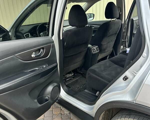 Серый Ниссан Rogue, объемом двигателя 2.49 л и пробегом 167 тыс. км за 13500 $, фото 3 на Automoto.ua