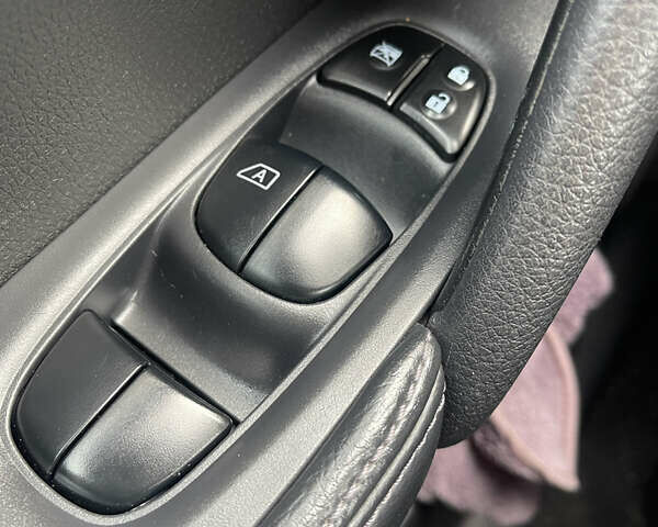 Серый Ниссан Rogue, объемом двигателя 0 л и пробегом 195 тыс. км за 11700 $, фото 6 на Automoto.ua