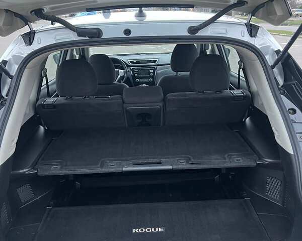 Серый Ниссан Rogue, объемом двигателя 2.5 л и пробегом 206 тыс. км за 11200 $, фото 13 на Automoto.ua