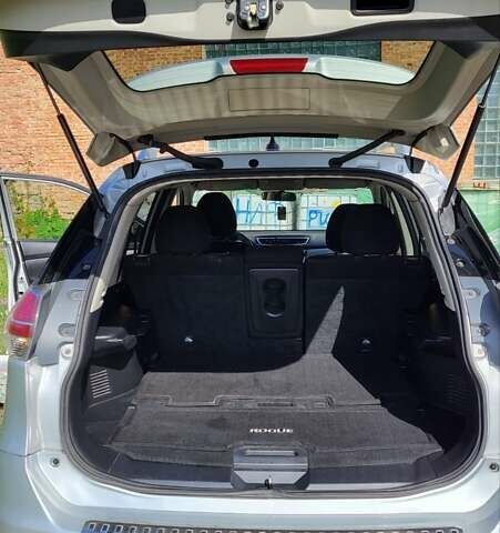 Серый Ниссан Rogue, объемом двигателя 2.49 л и пробегом 155 тыс. км за 12400 $, фото 5 на Automoto.ua