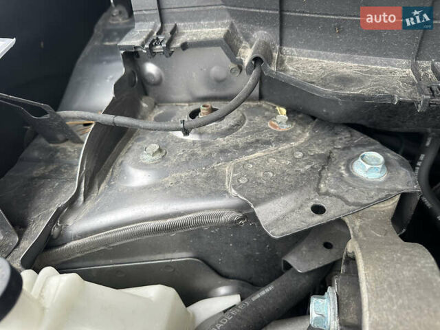 Сірий Ніссан Rogue, об'ємом двигуна 2.49 л та пробігом 135 тис. км за 12000 $, фото 4 на Automoto.ua