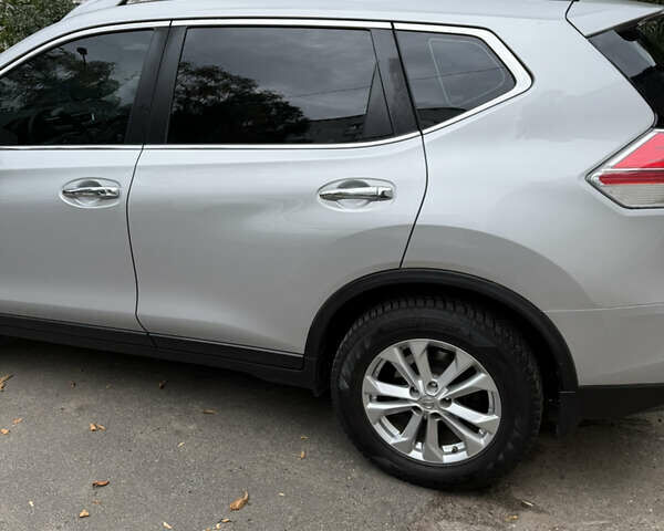 Серый Ниссан Rogue, объемом двигателя 2.49 л и пробегом 172 тыс. км за 13500 $, фото 4 на Automoto.ua