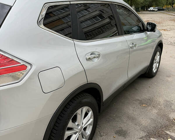 Серый Ниссан Rogue, объемом двигателя 2.49 л и пробегом 172 тыс. км за 13500 $, фото 2 на Automoto.ua