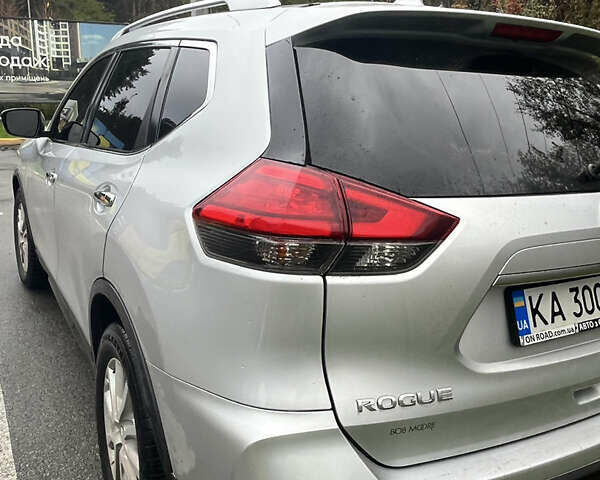 Серый Ниссан Rogue, объемом двигателя 2.5 л и пробегом 215 тыс. км за 15000 $, фото 4 на Automoto.ua