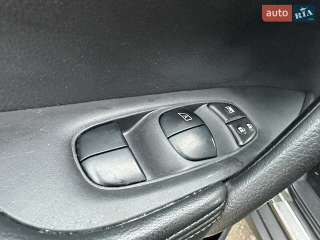 Сірий Ніссан Rogue, об'ємом двигуна 2.49 л та пробігом 135 тис. км за 12000 $, фото 25 на Automoto.ua