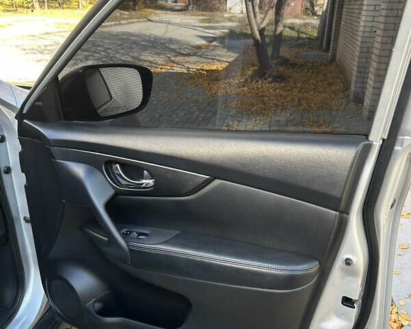 Серый Ниссан Rogue, объемом двигателя 2.49 л и пробегом 154 тыс. км за 16500 $, фото 17 на Automoto.ua