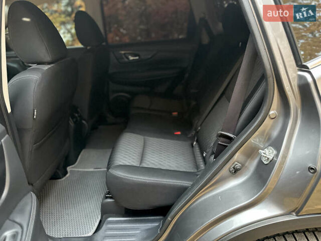 Серый Ниссан Rogue, объемом двигателя 2.49 л и пробегом 180 тыс. км за 13300 $, фото 19 на Automoto.ua