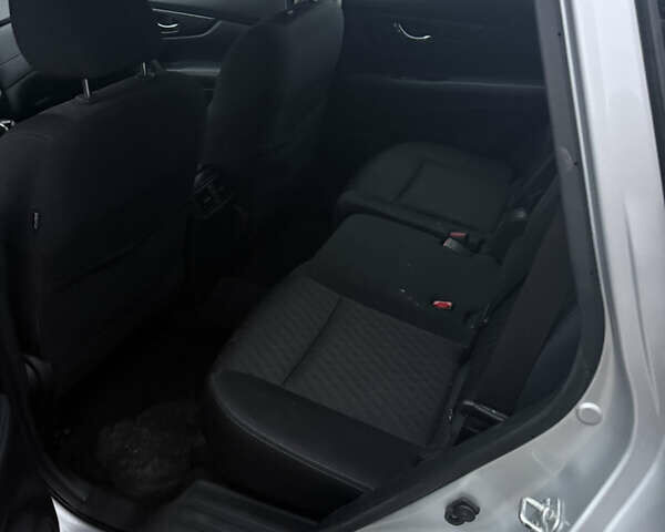 Серый Ниссан Rogue, объемом двигателя 2.5 л и пробегом 143 тыс. км за 13500 $, фото 9 на Automoto.ua