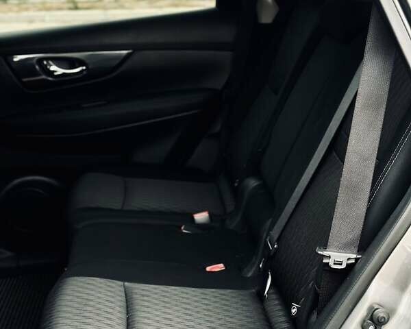 Сірий Ніссан Rogue, об'ємом двигуна 2.5 л та пробігом 180 тис. км за 17500 $, фото 17 на Automoto.ua