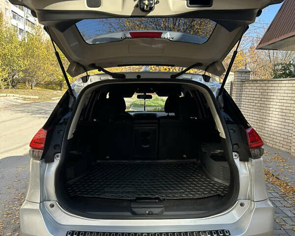 Серый Ниссан Rogue, объемом двигателя 2.49 л и пробегом 154 тыс. км за 16500 $, фото 13 на Automoto.ua