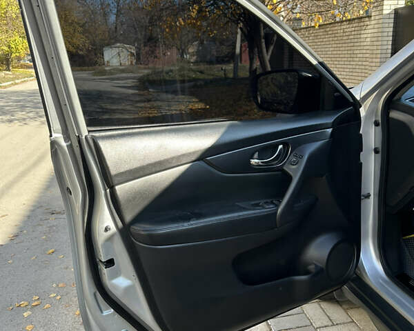 Серый Ниссан Rogue, объемом двигателя 2.49 л и пробегом 154 тыс. км за 16500 $, фото 7 на Automoto.ua