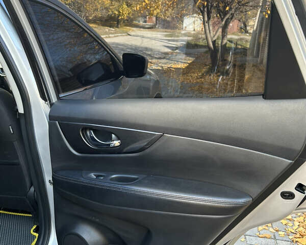 Серый Ниссан Rogue, объемом двигателя 2.49 л и пробегом 154 тыс. км за 16500 $, фото 15 на Automoto.ua